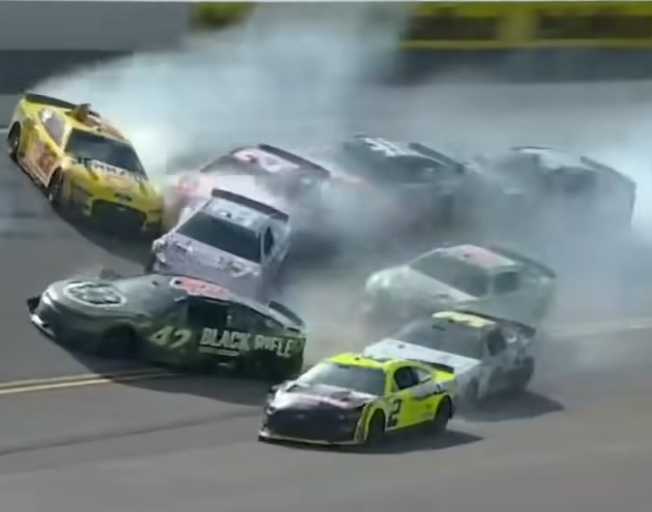 Cars wrecking in the GEICO 500 at Talladega Superspeedway 04-24-22