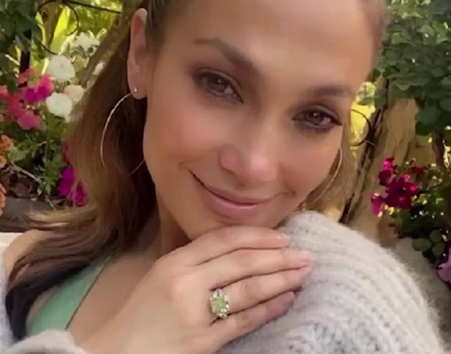 Jennifer Lopez showing off her engagement ring from Ben Affleck in 2022